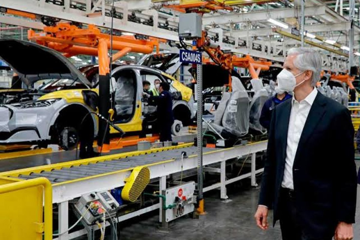 Mustang Mach-E elétrico supera produção do modelo a gasolina