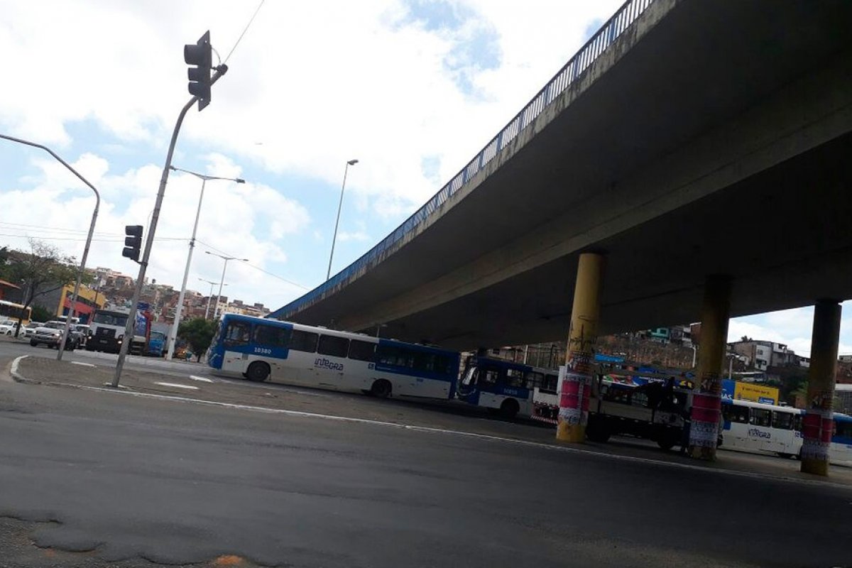 Policial é atingido por carro durante pericia