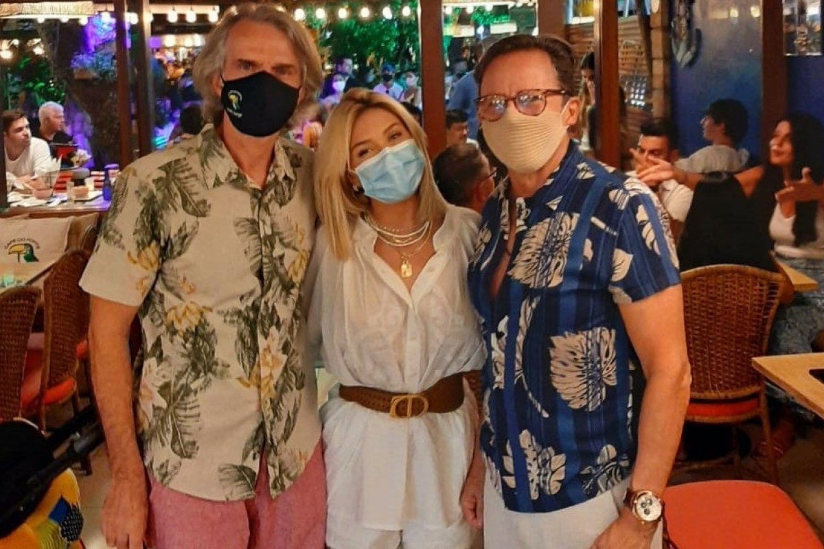 Atriz e influencer Flávia Pavanelli circula em Praia do Forte e faz pit stop em badalado café