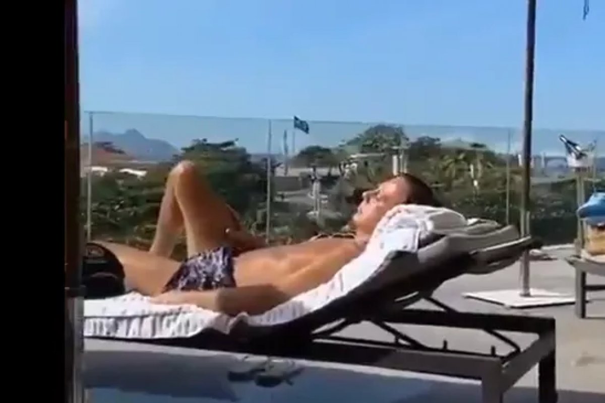 Vídeo: João Doria é flagrado tomando sol sem máscara em hotel do Rio
