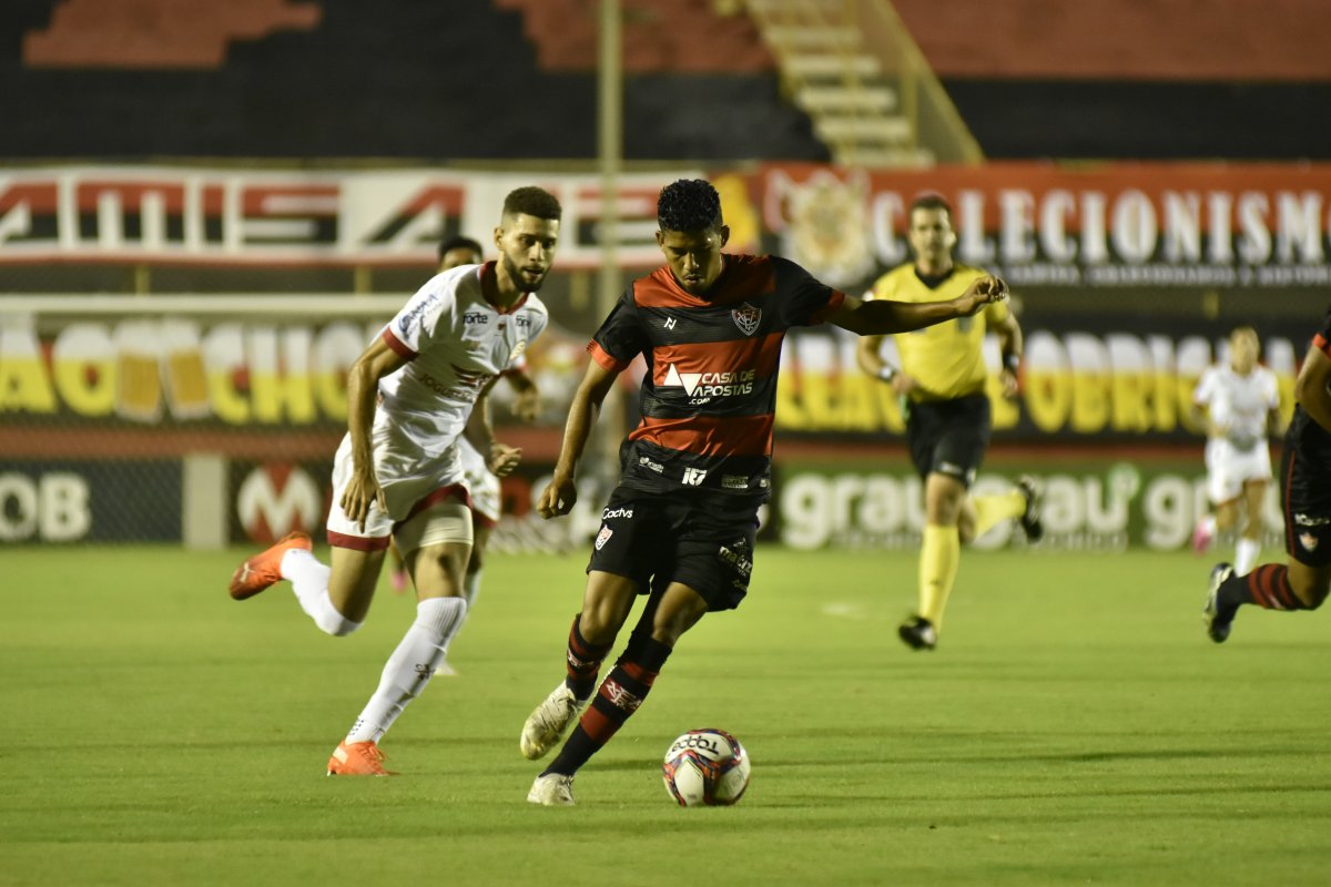 Vitória joga mal e perde para o Náutico no primeiro jogo no Barradão pela Série B