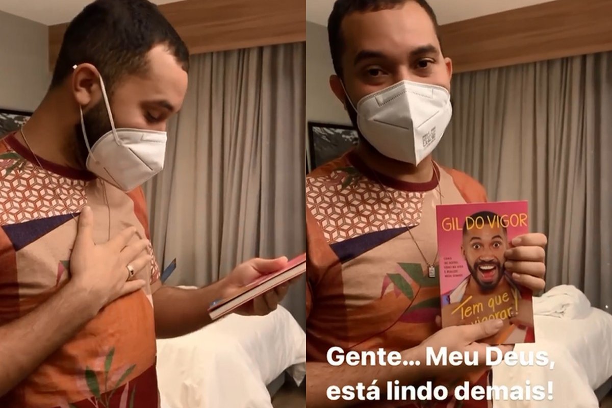 Gil do Vigor recebe primeiro exemplar de seu livro