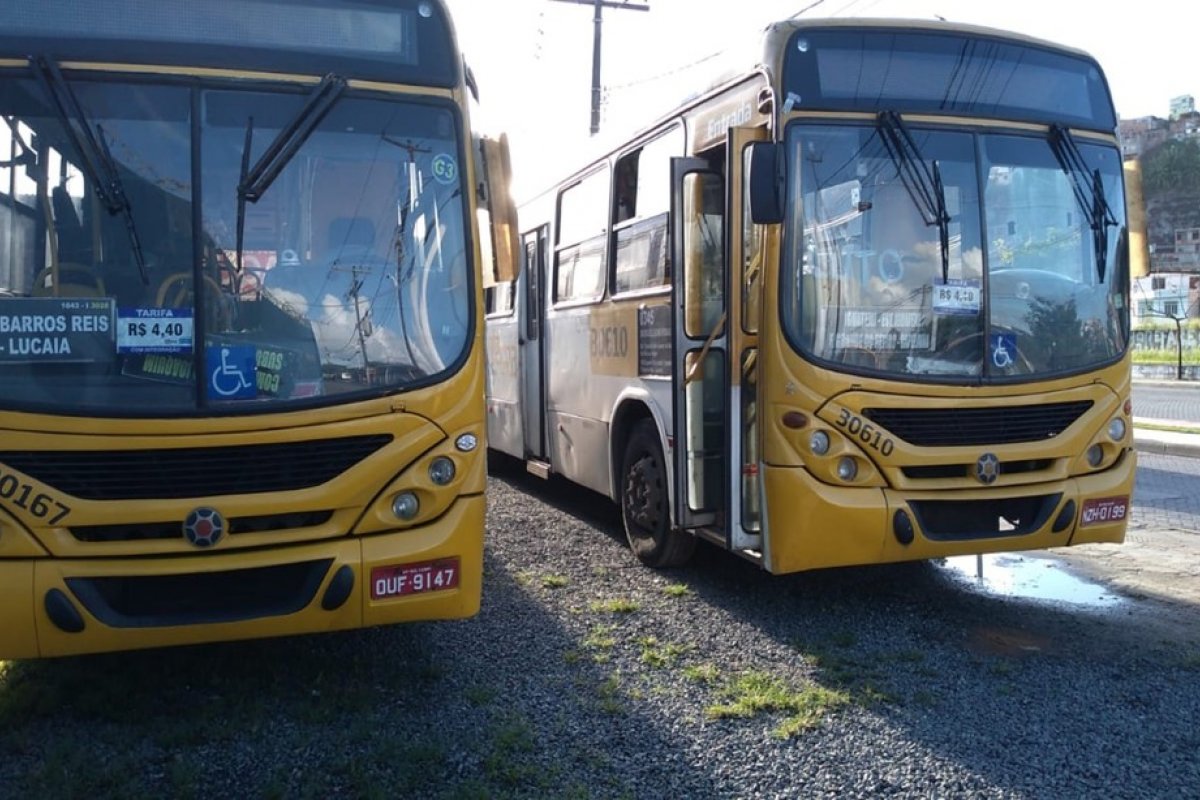 Três ônibus são alvos de assaltantes na manhã desta terça-feira (8), em Salvador