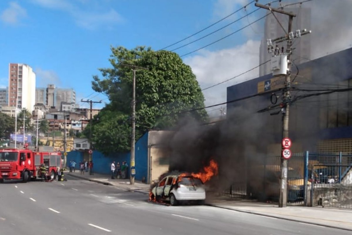 Carro pega fogo na região da Sete Portas, em Salvador