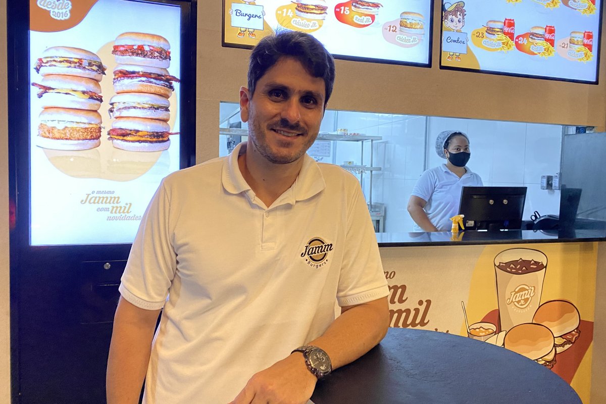 Chef Jamil Acruz inaugura hamburgueria com sistema de autoatendimento e venda de smash burgers