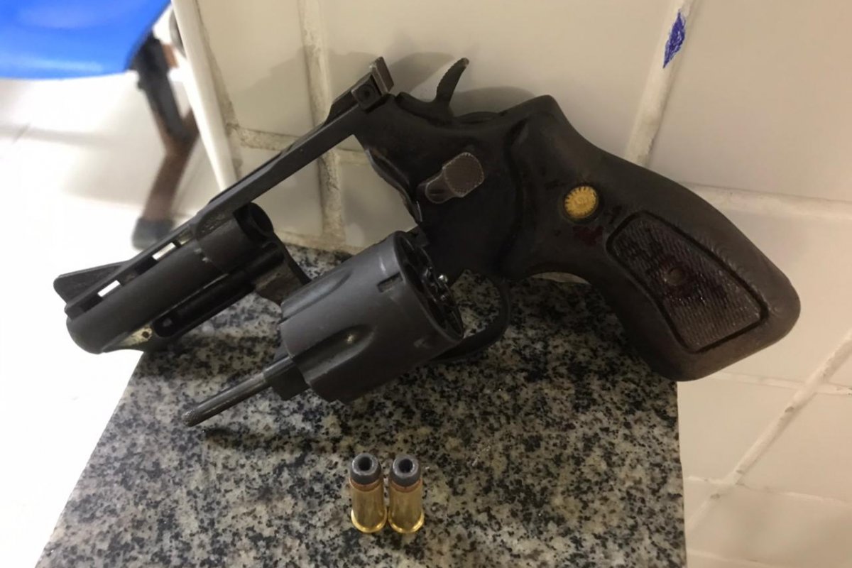 Homem é preso em flagrante enquanto tentava assaltar um ônibus em Salvador