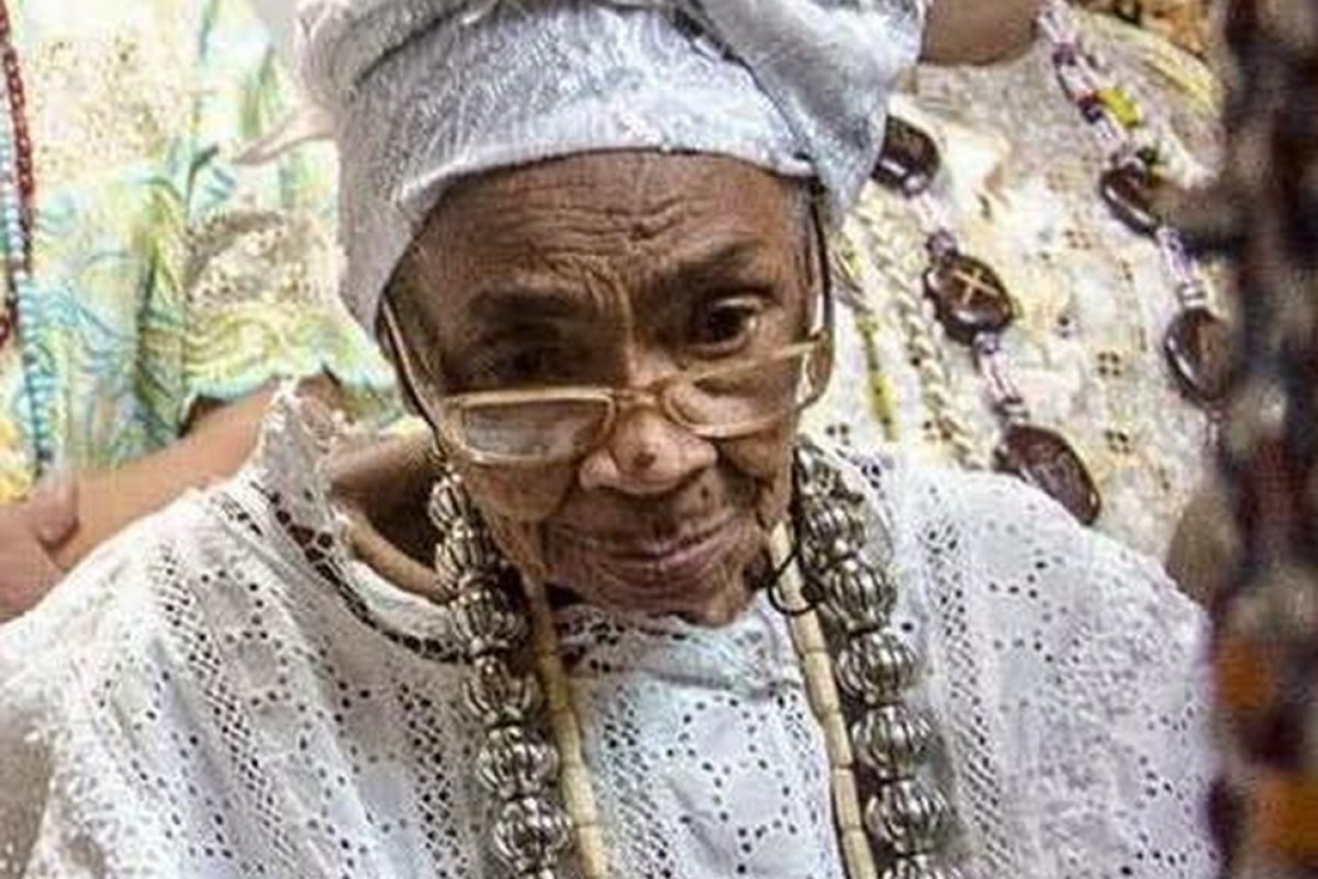 Mãe Cotinha de Oxalá é enterrada no Cemitério Bosque da Paz, em Salvador