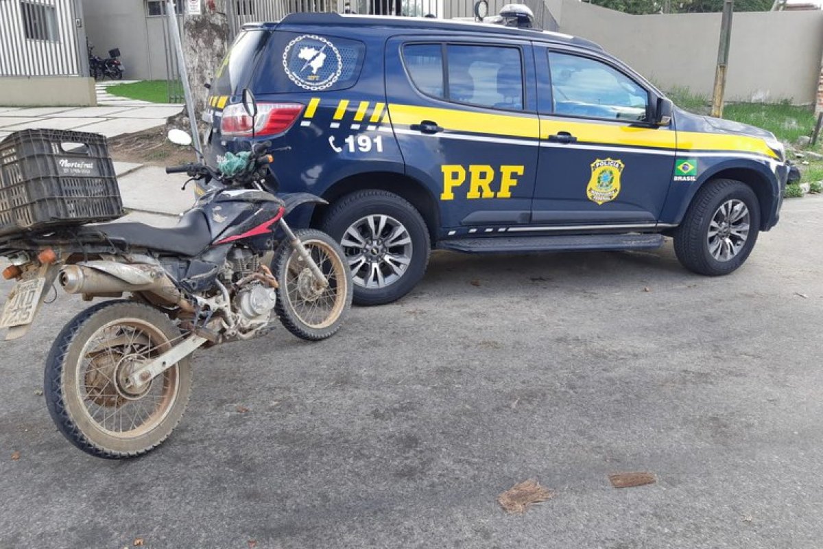 Em ações distintas, PRF-BA recupera moto roubada, prende foragido e apreende carne bovina