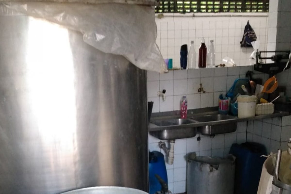 Dois são presos e fábrica clandestina de licor é interditada em Salvador