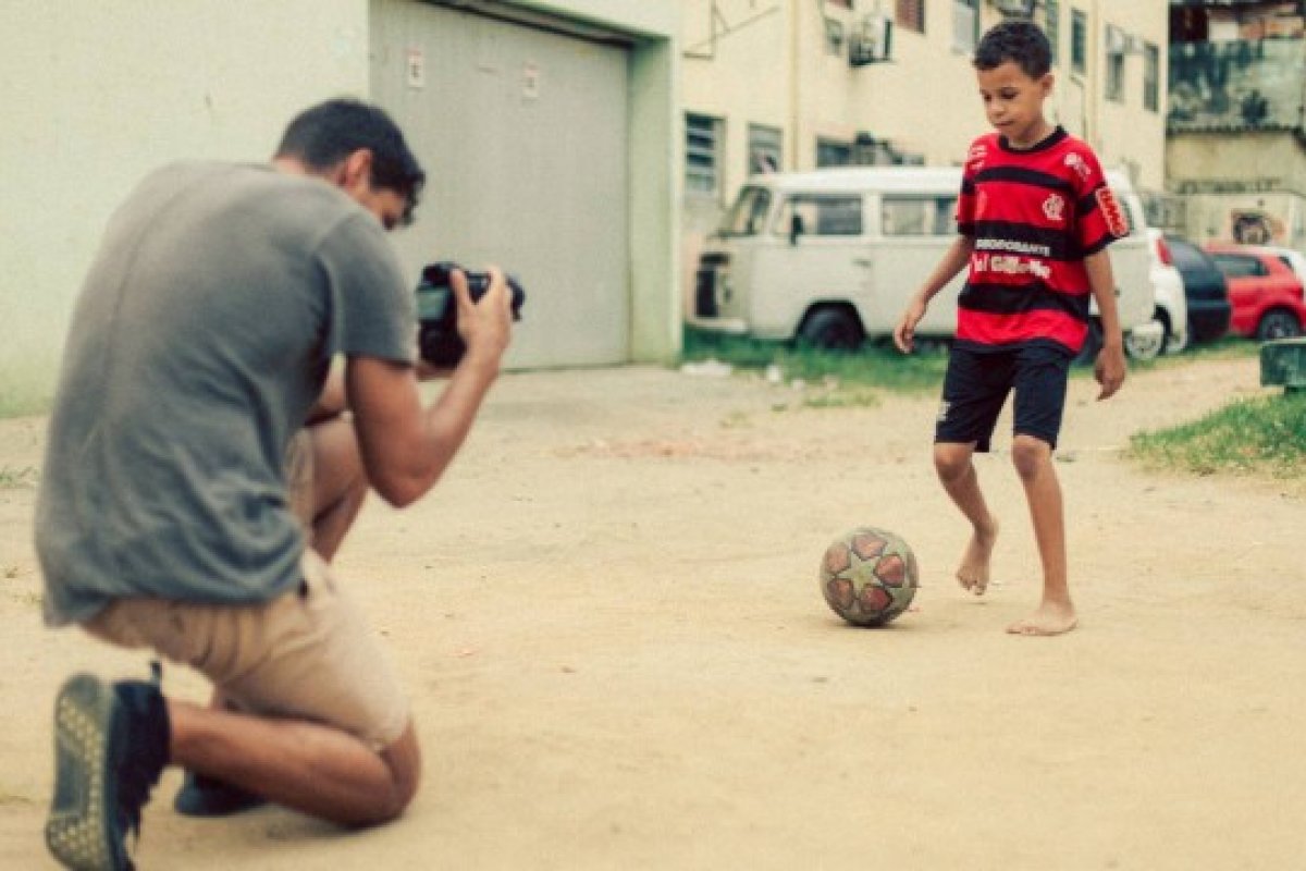 Daniel Alves produz curta sobre morador da Mangueira que sonha ser jogador