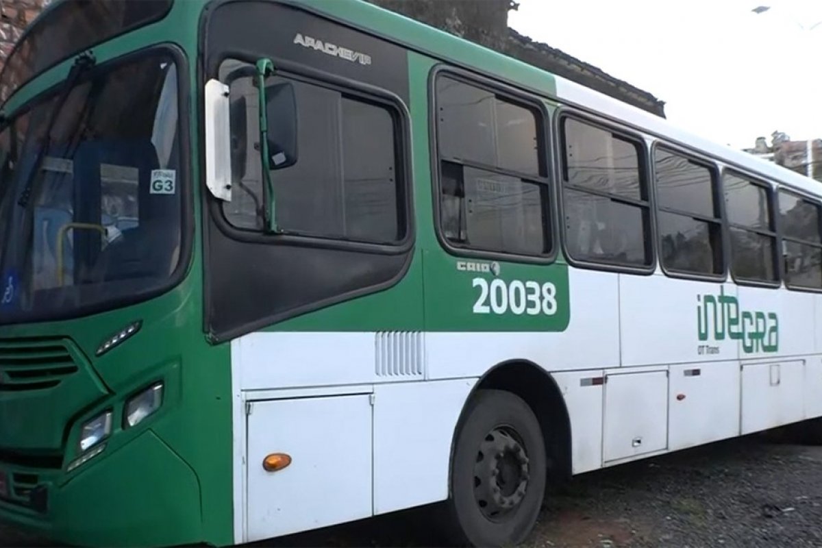 Homem armado assalta ônibus em Salvador nesta quarta-feira (9)