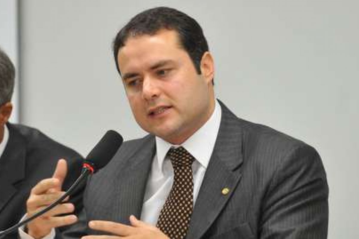 Velocidade da campanha de vacinação em cidade de AL gera desconfiança de opositores de Calheiros, diz colunista