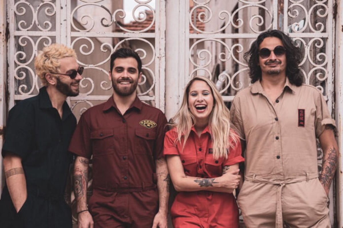 Plutão Já Foi Planeta faz show online no Dia dos Namorados