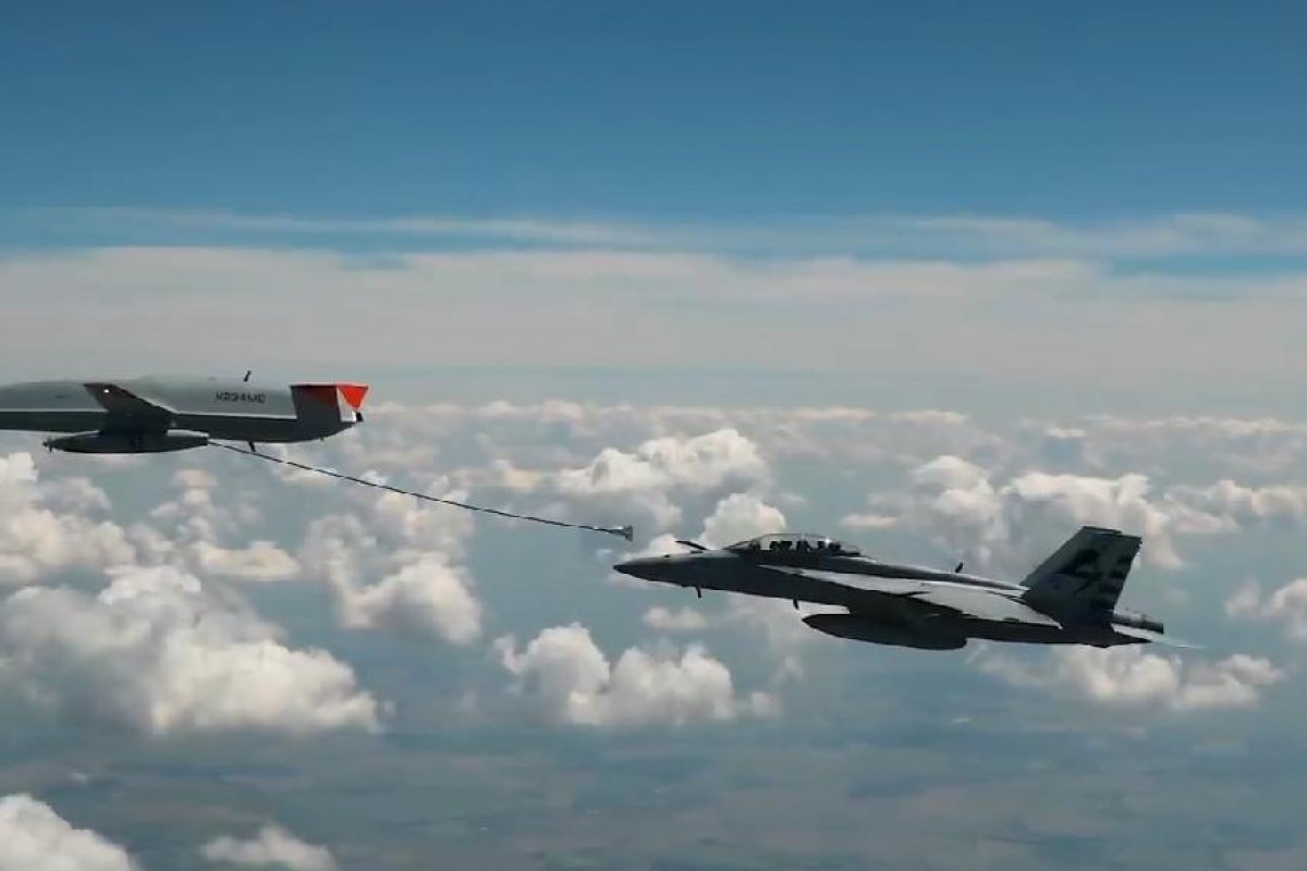 Vídeo: avião tanque não tripulado abastece caça militar em voo nos EUA