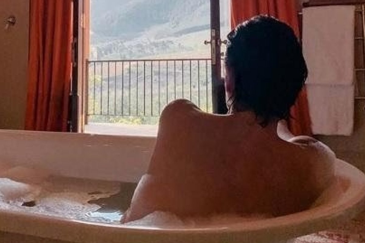 Aos 51 anos, Carolina Ferraz tira a roupa e surge nua em banheira