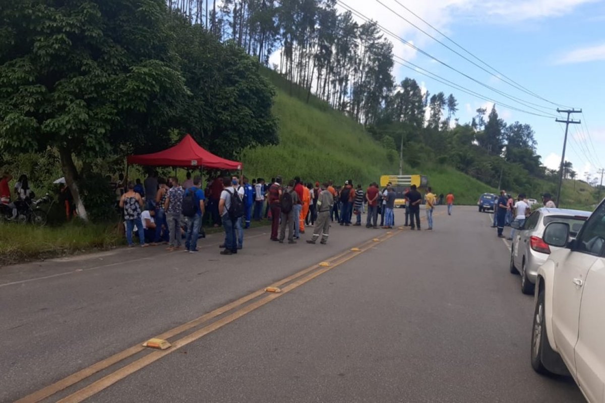 Protesto de funcionários fecham Refinaria Landulpho Alves