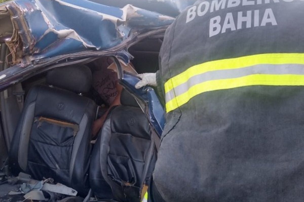 Bombeiros resgatam vítima de acidente presa às ferragens