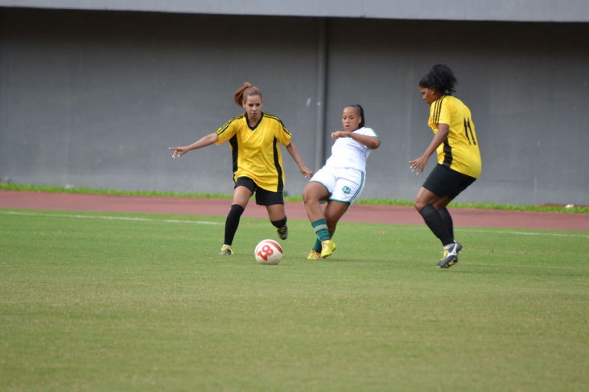 Futebol feminino ganha projeto de iniciação esportiva em Salvador