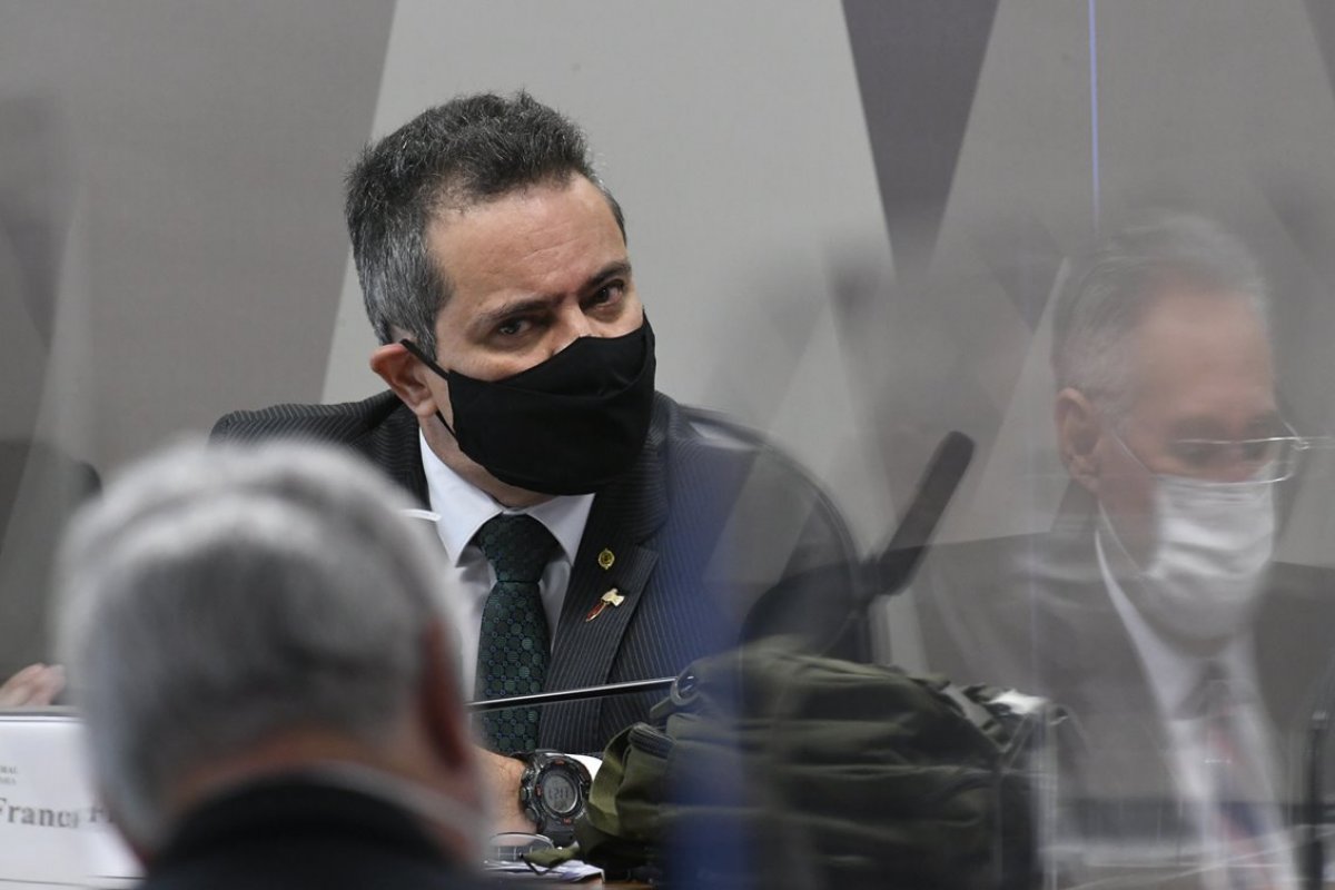 "Nem ela confiava no que estava vendendo pra gente", diz Élcio Franco sobre Pfizer