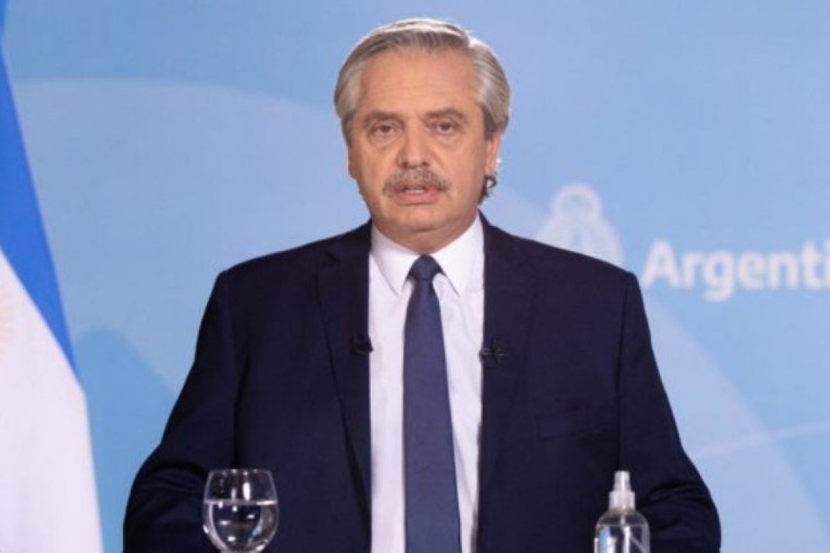 Vídeo: presidente da Argentina diz que brasileiros "saíram da selva" durante coletiva