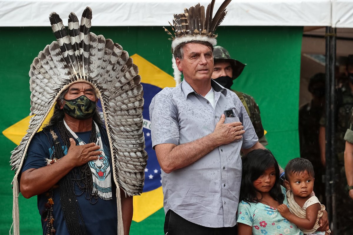Após Alberto Fernández afirmar que brasileiros vieram da selva, Bolsonaro posta foto rodeado de índios