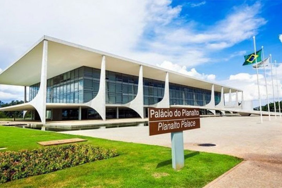 Secom destinou à vacinação 6,2% do que gastou para veiculação sobre "cuidado precoce"