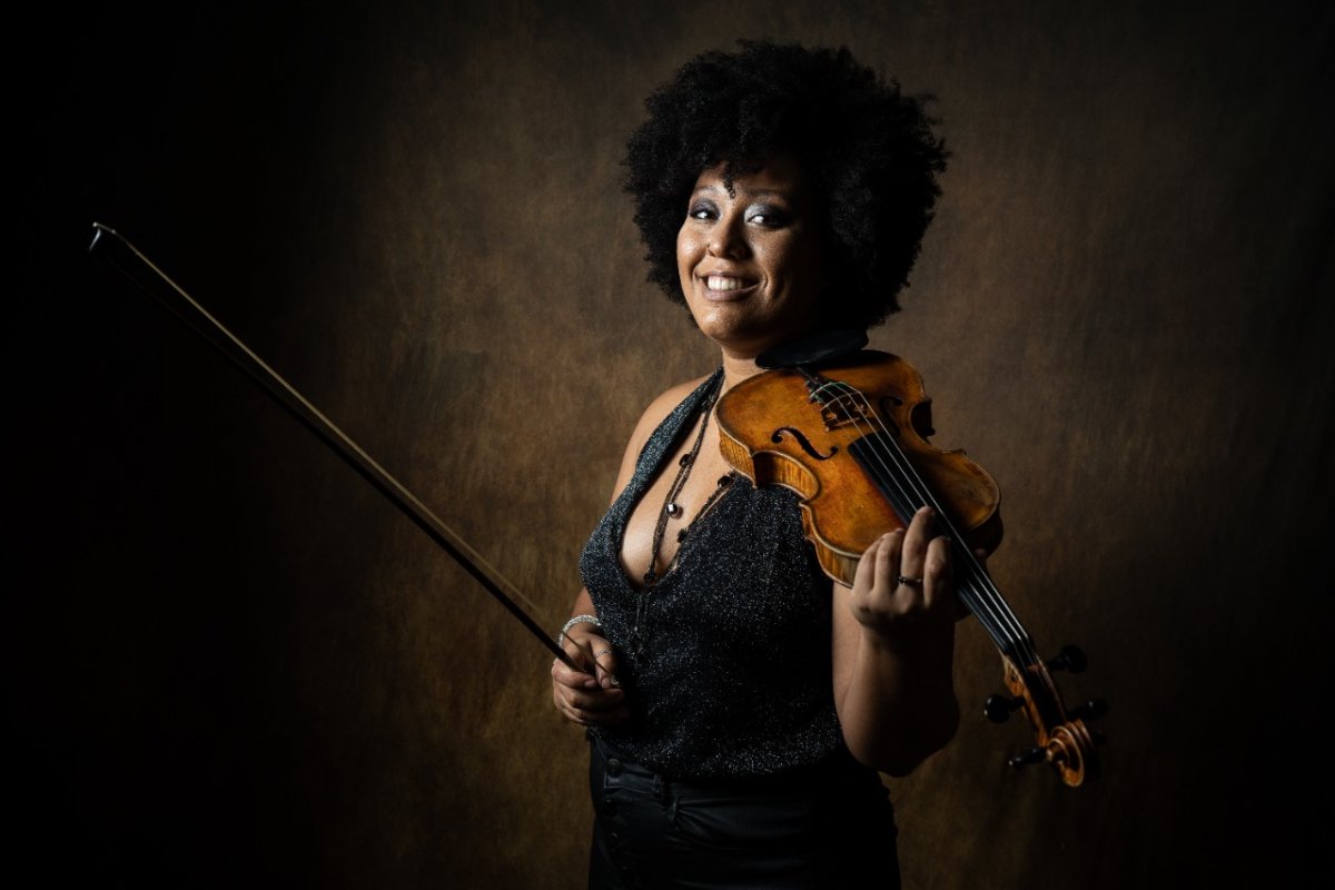 Violinista de Salvador abre campanha de financiamento para ser 1ª baiana a estudar na universidade dos EUA