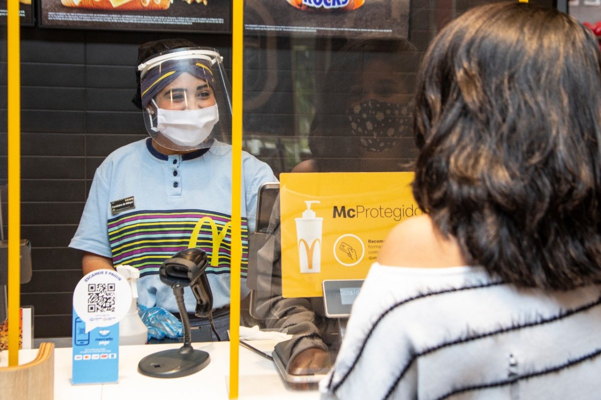 Como a operadora do McDonald's na América Latina removeu 40% do plástico de um só uso de seus restaurantes 