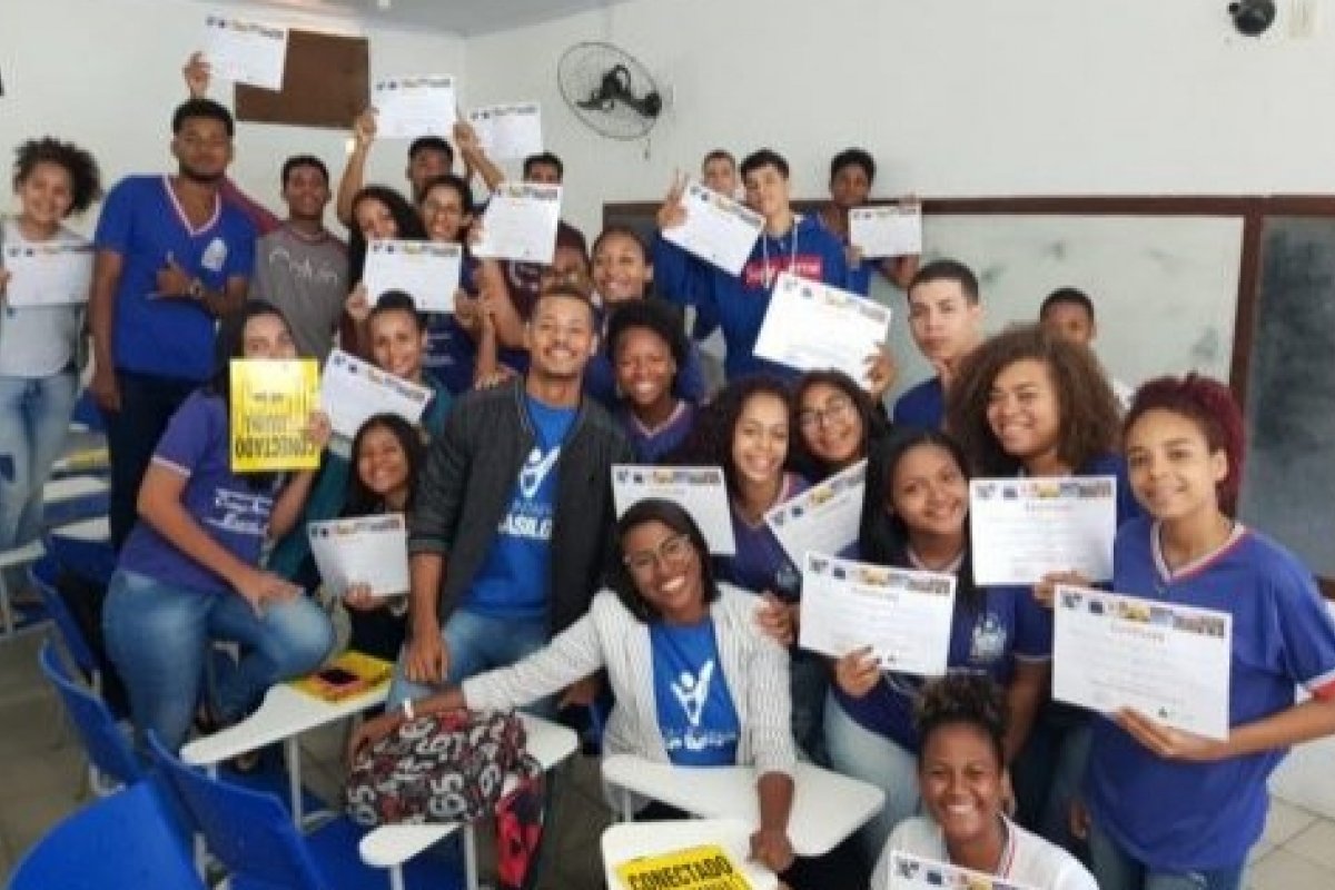 Adote um jovem: plataforma arrecada doações para estudantes 