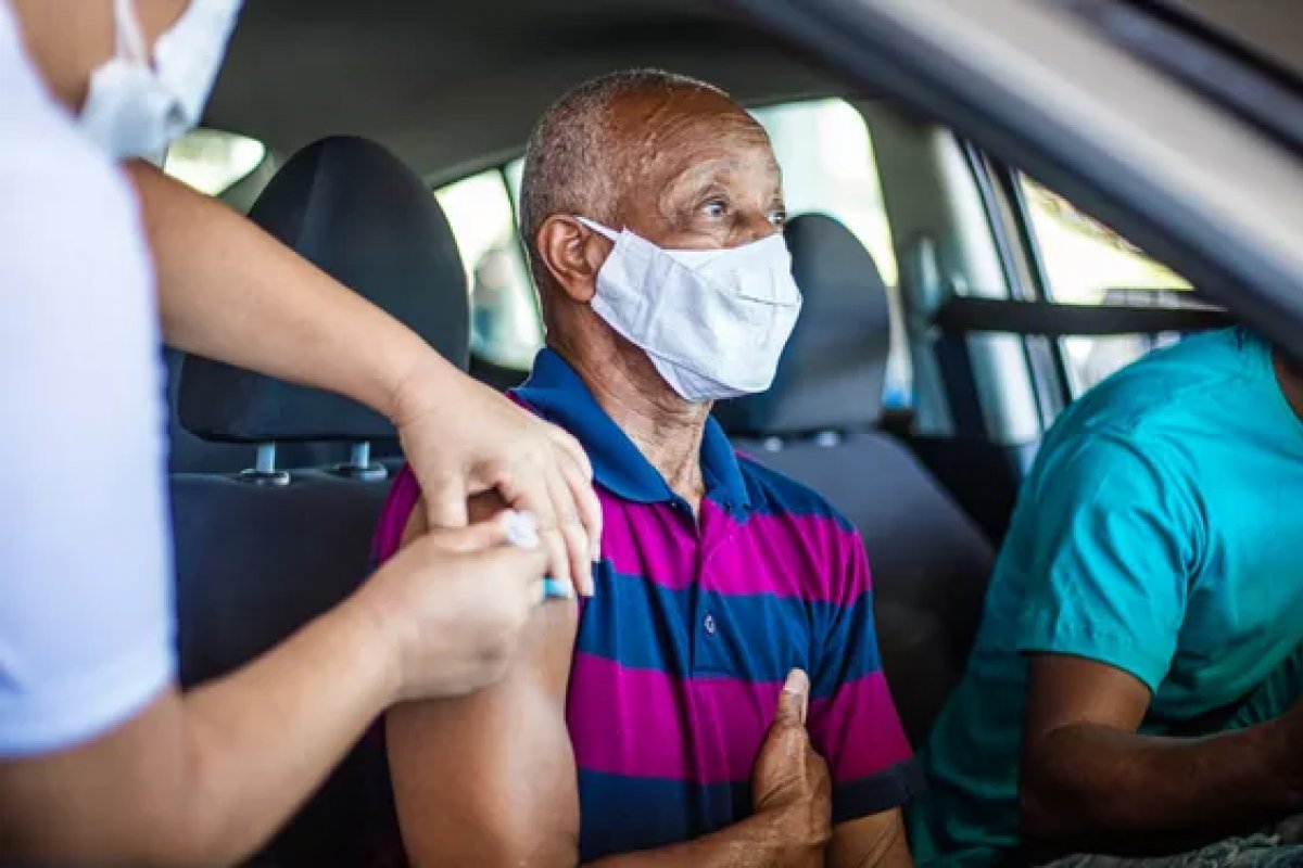 Salvador: pessoas a partir de 51 anos de idade são vacinadas nesta sexta (11)