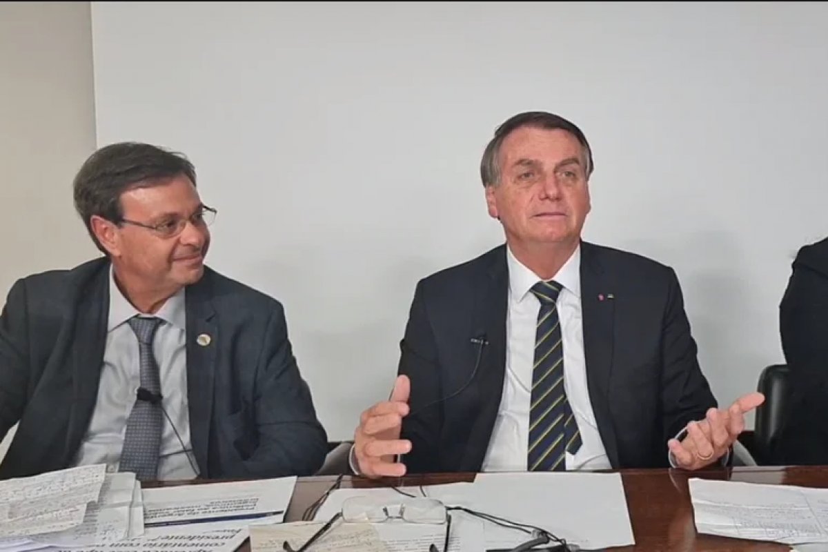 Sem citar os nomes, Bolsonaro volta a defender a cloroquina e ivermectina como tratamento precoce da Covid