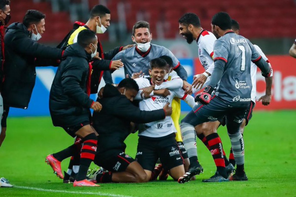 Vitória bate Internacional e conquista classificação histórica para oitavas da Copa do Brasil; veja gol decisivo