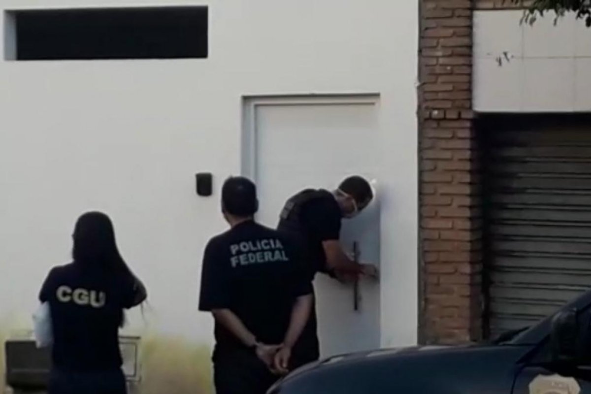 Vídeo: Casa do prefeito de Candeias e sede da prefeitura são alvos da Polícia Federal nesta sexta-feira (11)