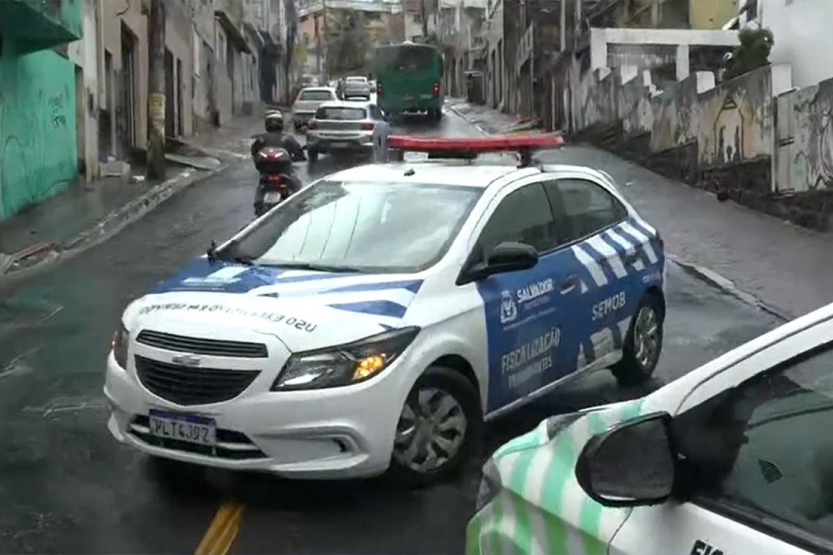 Por causa de óleo na pista, Rua na Baixa de Quintas, é parcialmente interditada  