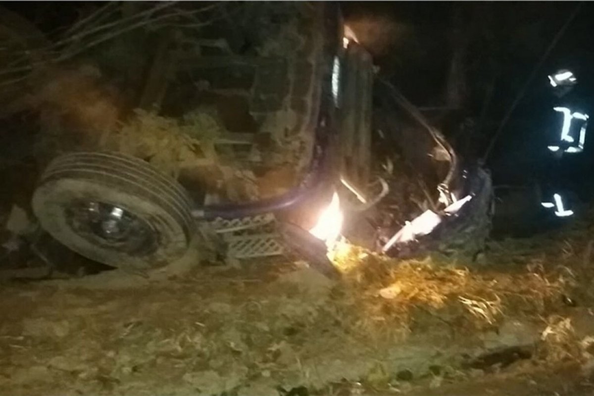 Motorista de caminhão morre após veículo tombar em rodovia no oeste da Bahia