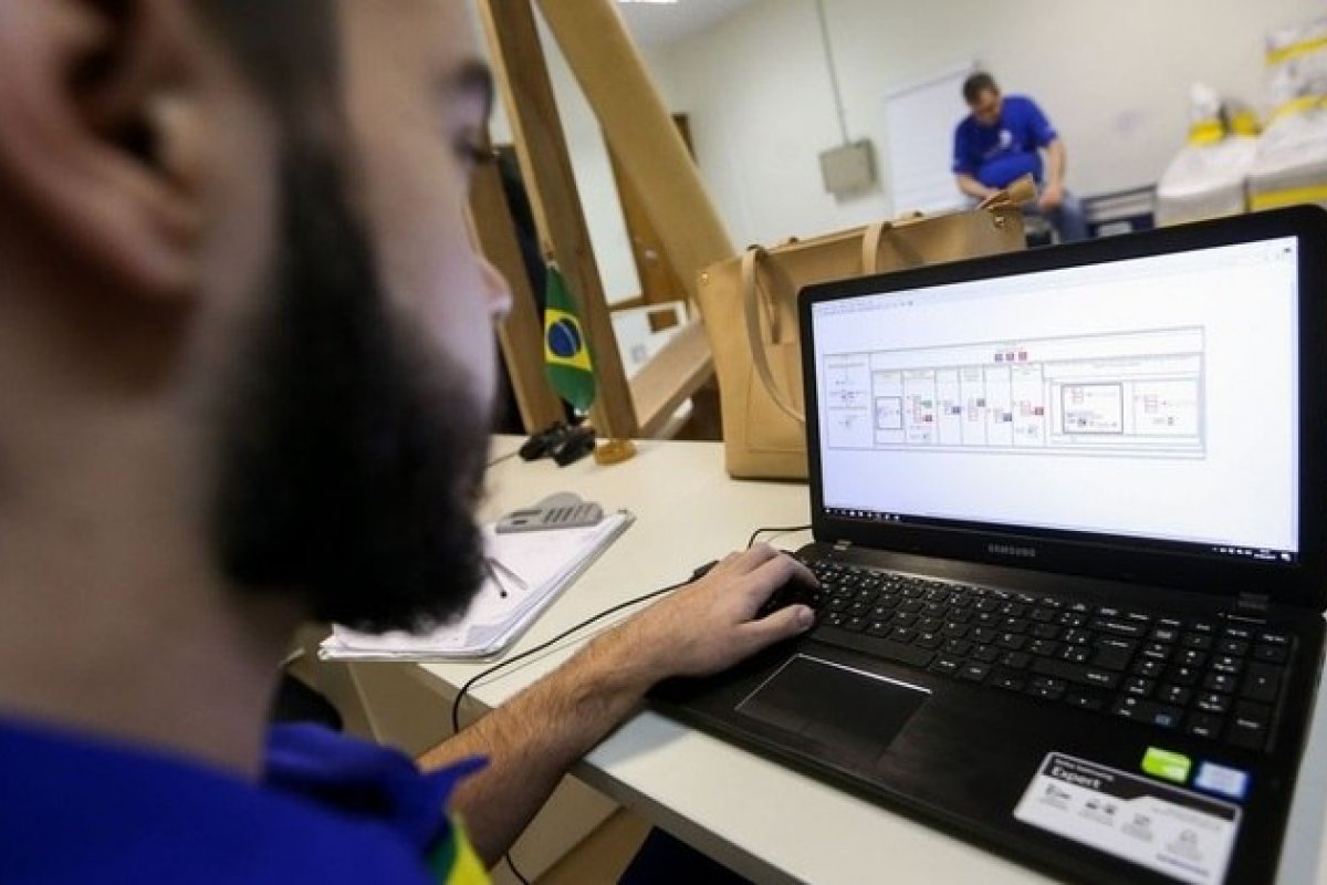 Apenas 3% das escolas públicas possuem internet nos padrões internacionais