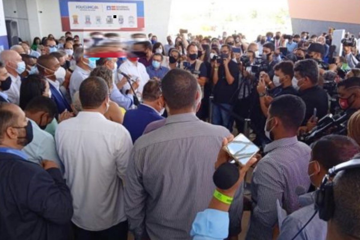 Rui reúne mais de 100 pessoas em dia que Bahia tem 130 mortos por Covid