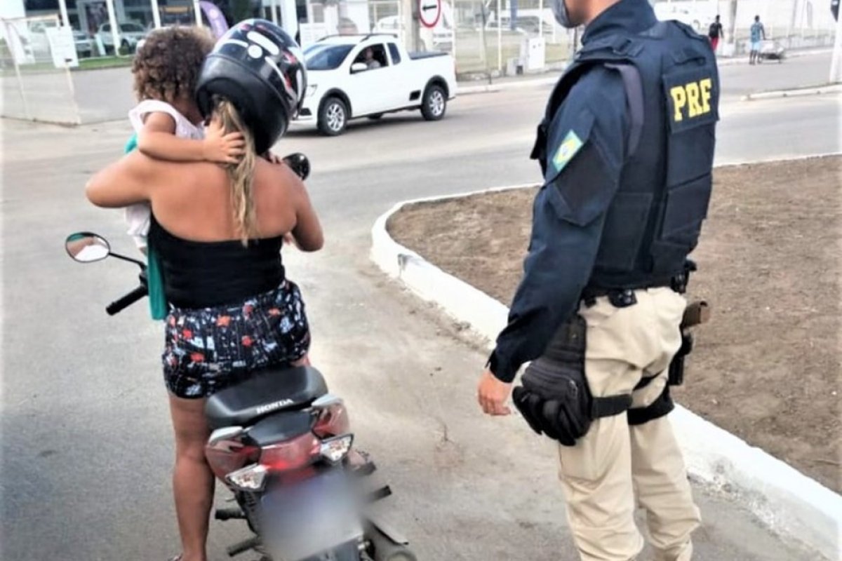 Mulher é flagrada transportando criança de 2 anos de maneira irregular em moto no sul Bahia