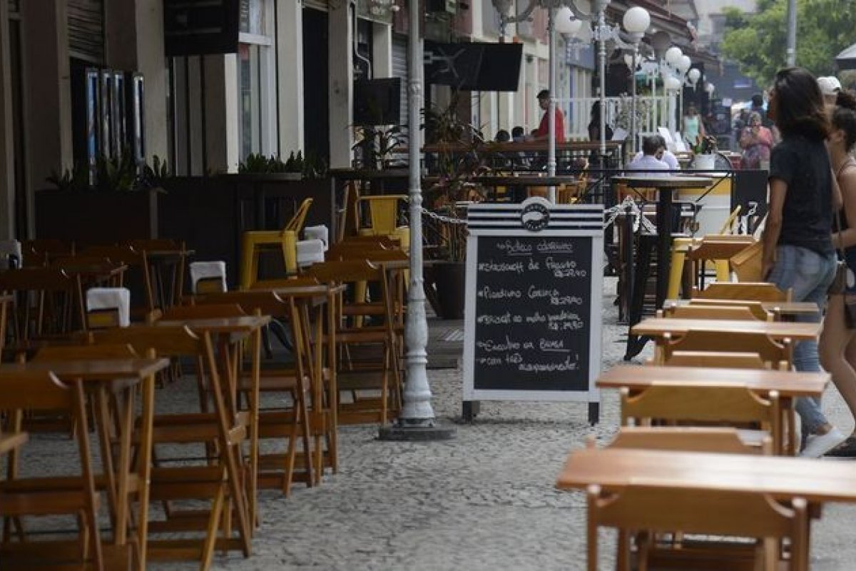 Abrasel vai à Justiça pedir indenização por fechamento de bares e restaurantes na pandemia