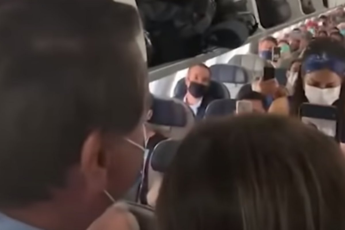 Vídeo: após ser hostilizado em avião, Bolsonaro rebate: "Devia estar viajando de jegue"