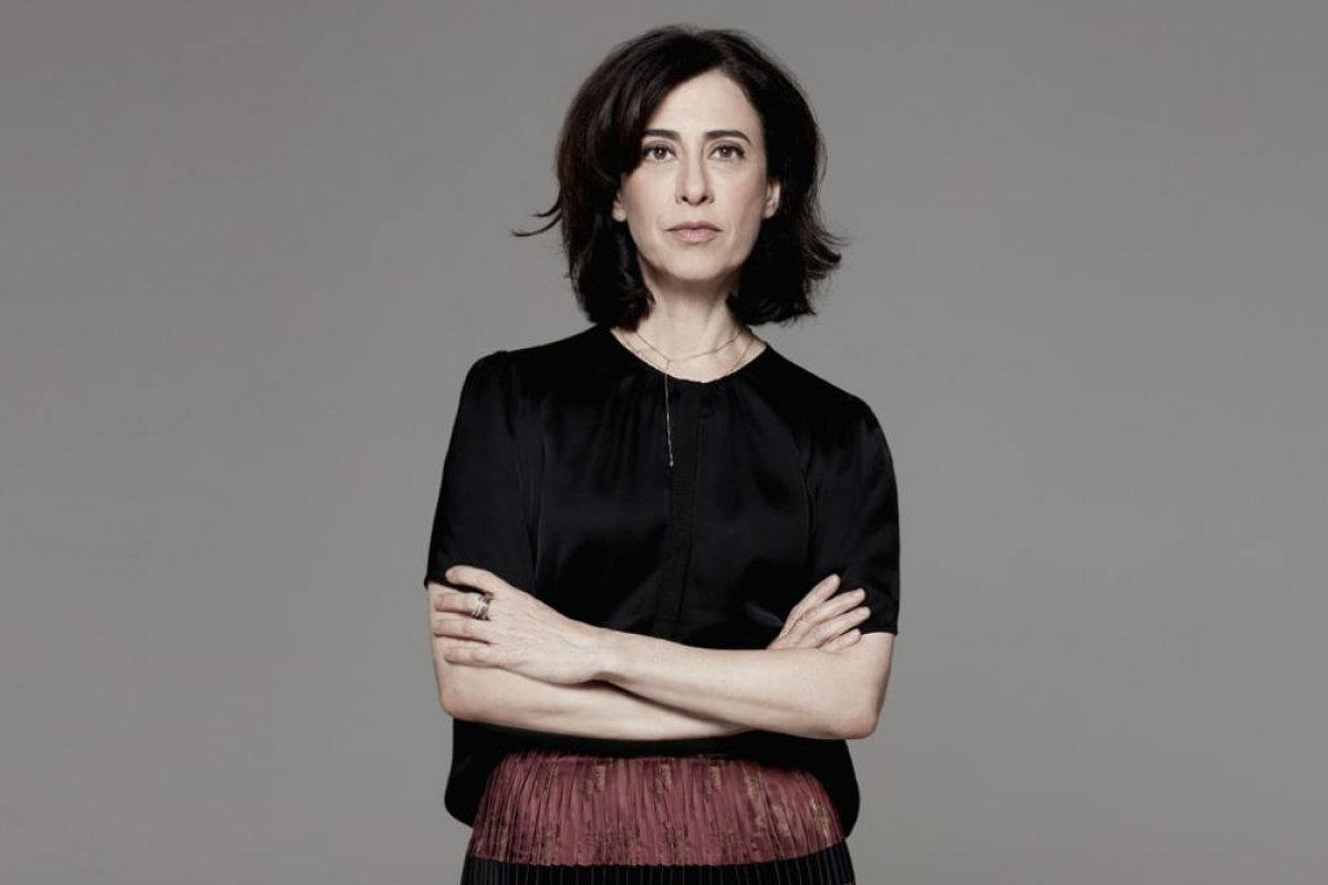 Atriz Fernanda Torres nega vacina da Astrazeneca por medo de reação, diz coluna