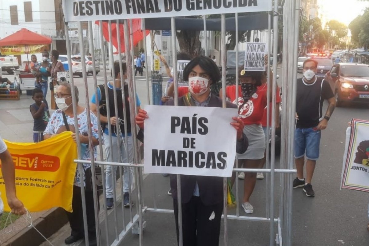 Manifestantes fazem protesto contra o presidente Jair Bolsonaro, em Salvador