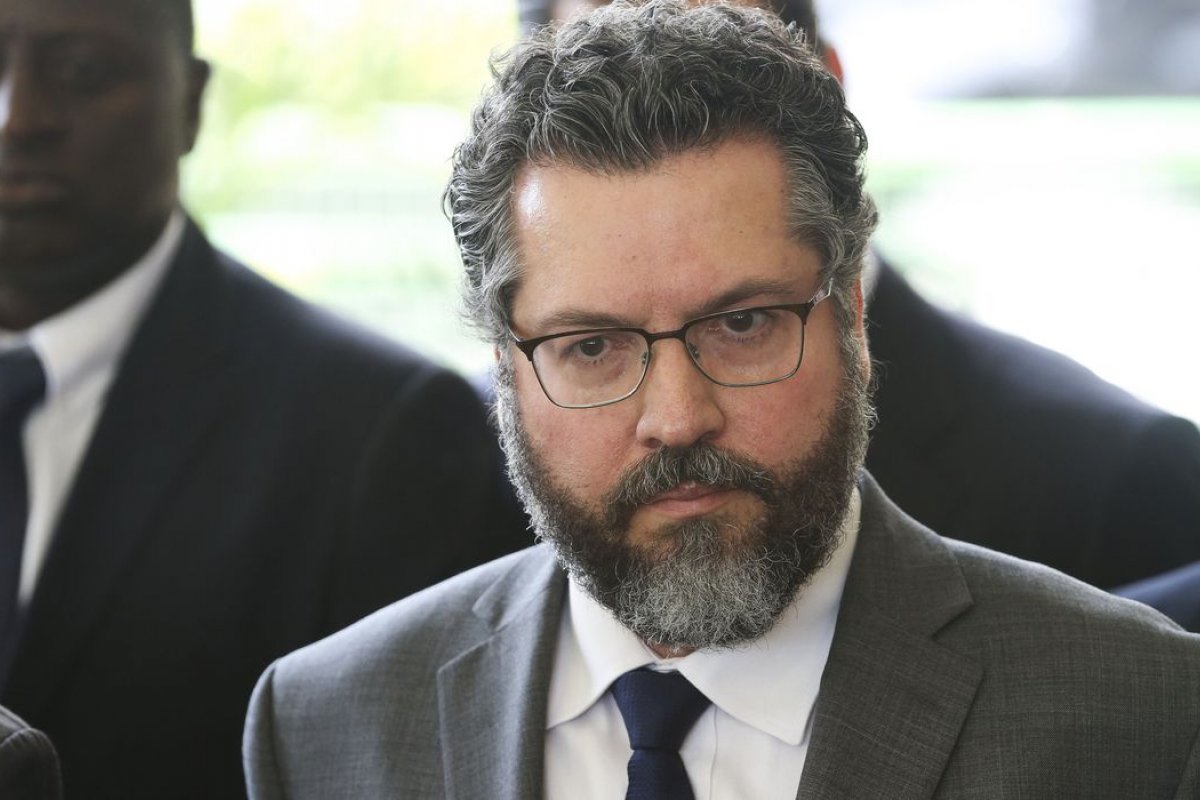 Ernesto Araújo recorre ao Supremo para impedir quebra de sigilo