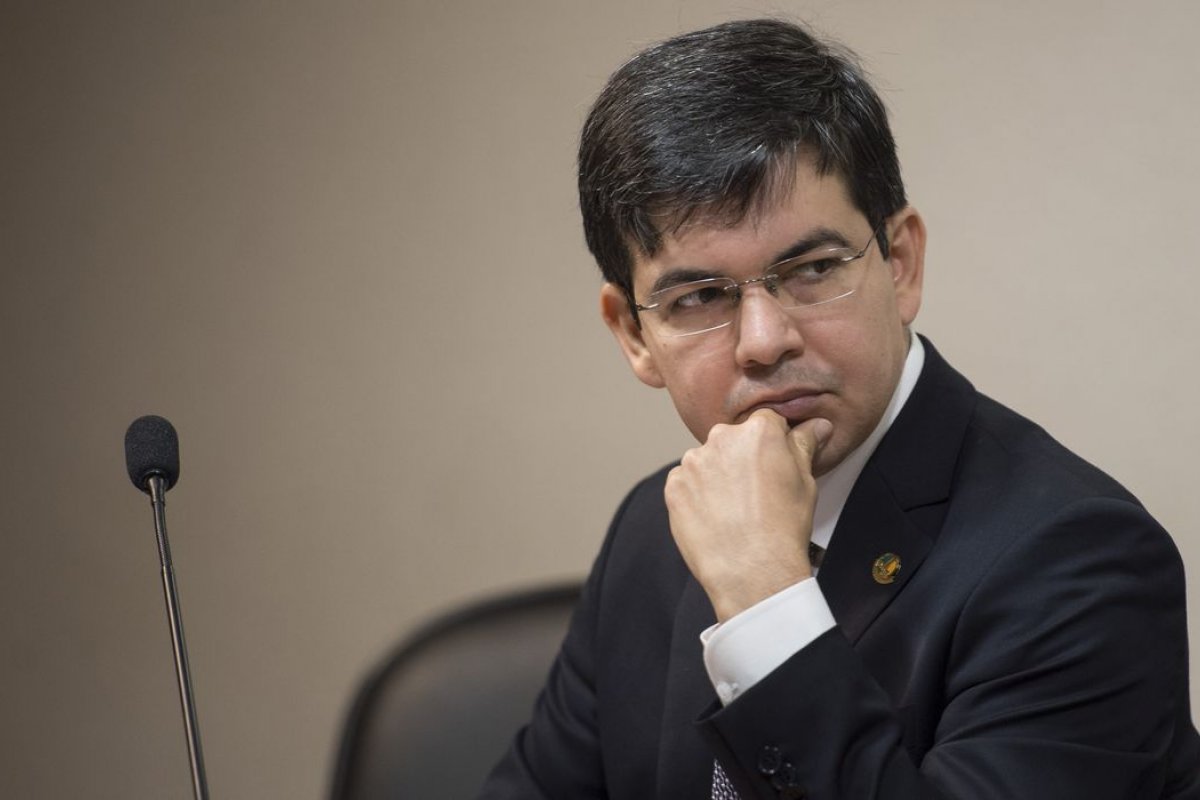 'Tem algo a esconder', diz Randolfe sobre recursos contra quebra de sigilos na CPI da Covid
