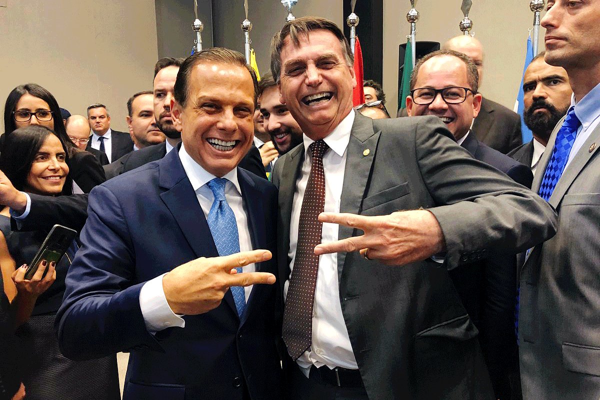 Passou de "raivoso para apaixonado", ironiza Doria após Bolsonaro chamá-lo de 'sunguinha apertadinha'