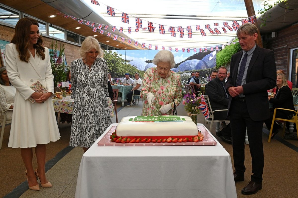 Rainha Elizabeth II usa espada para cortar bolo em evento da G7