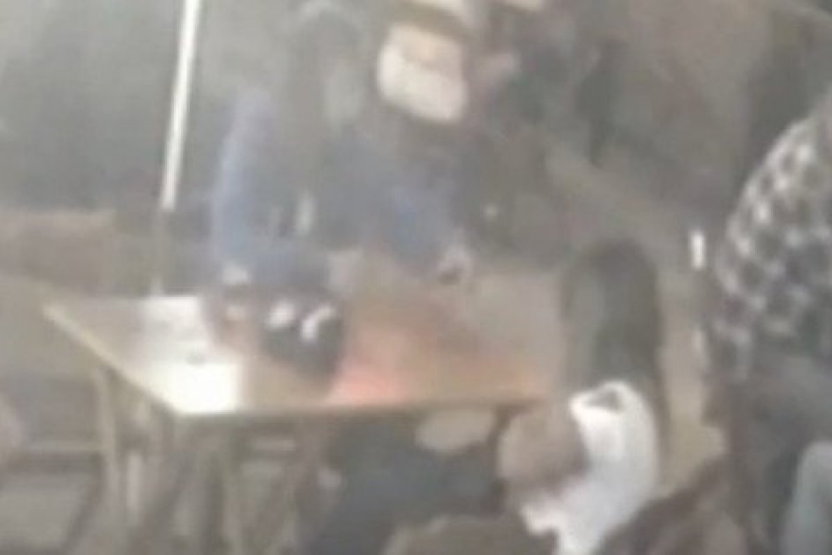 Homem leva chutes e cadeirada após dar tapa em mulher no Rio de Janeiro