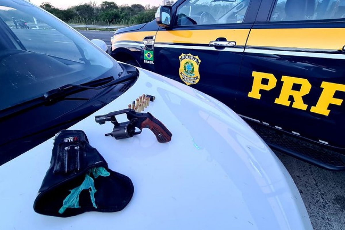 Trio é preso com revólver, munições e maconha na BR-116