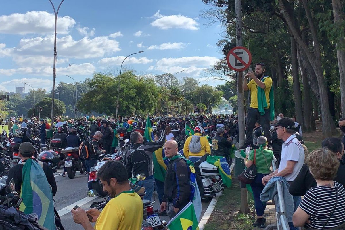 Vídeo: Após motoceata Bolsonaro volta a criticar medidas de isolamento