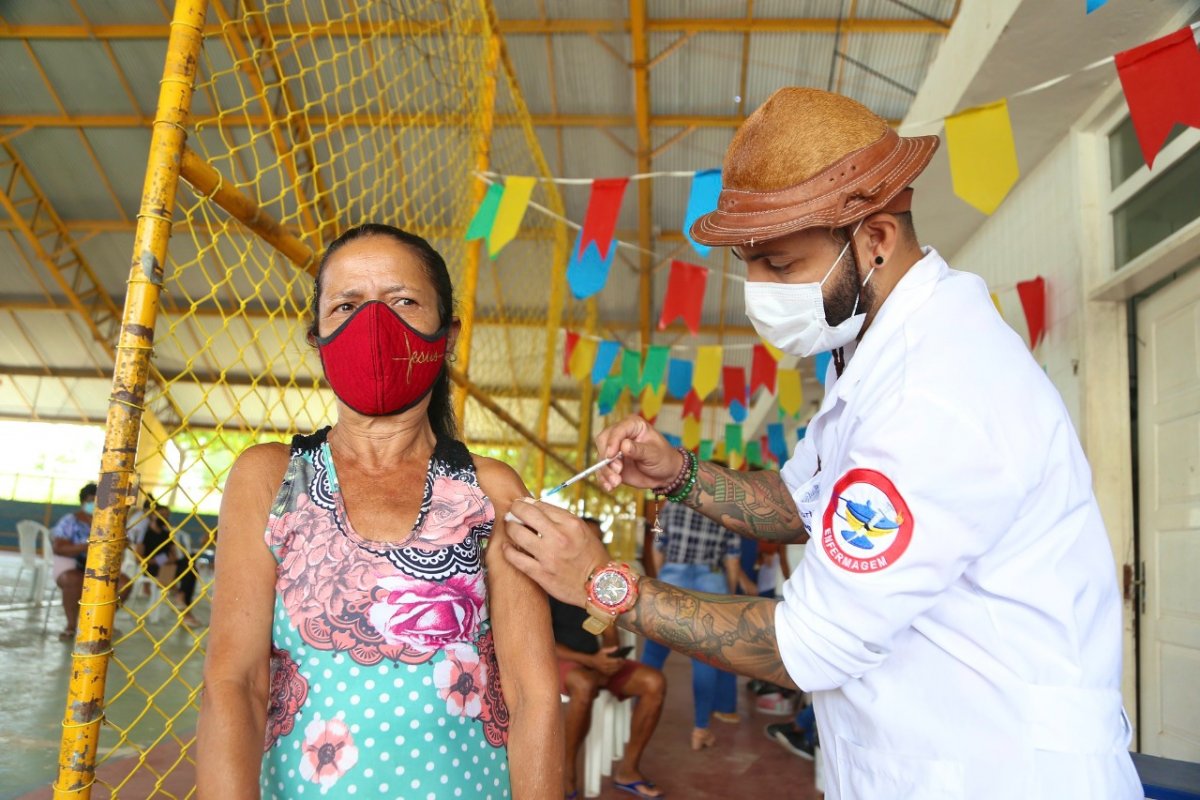 Ao som de forró, Lauro de Freitas vacinou mais de 900 pessoas neste sábado